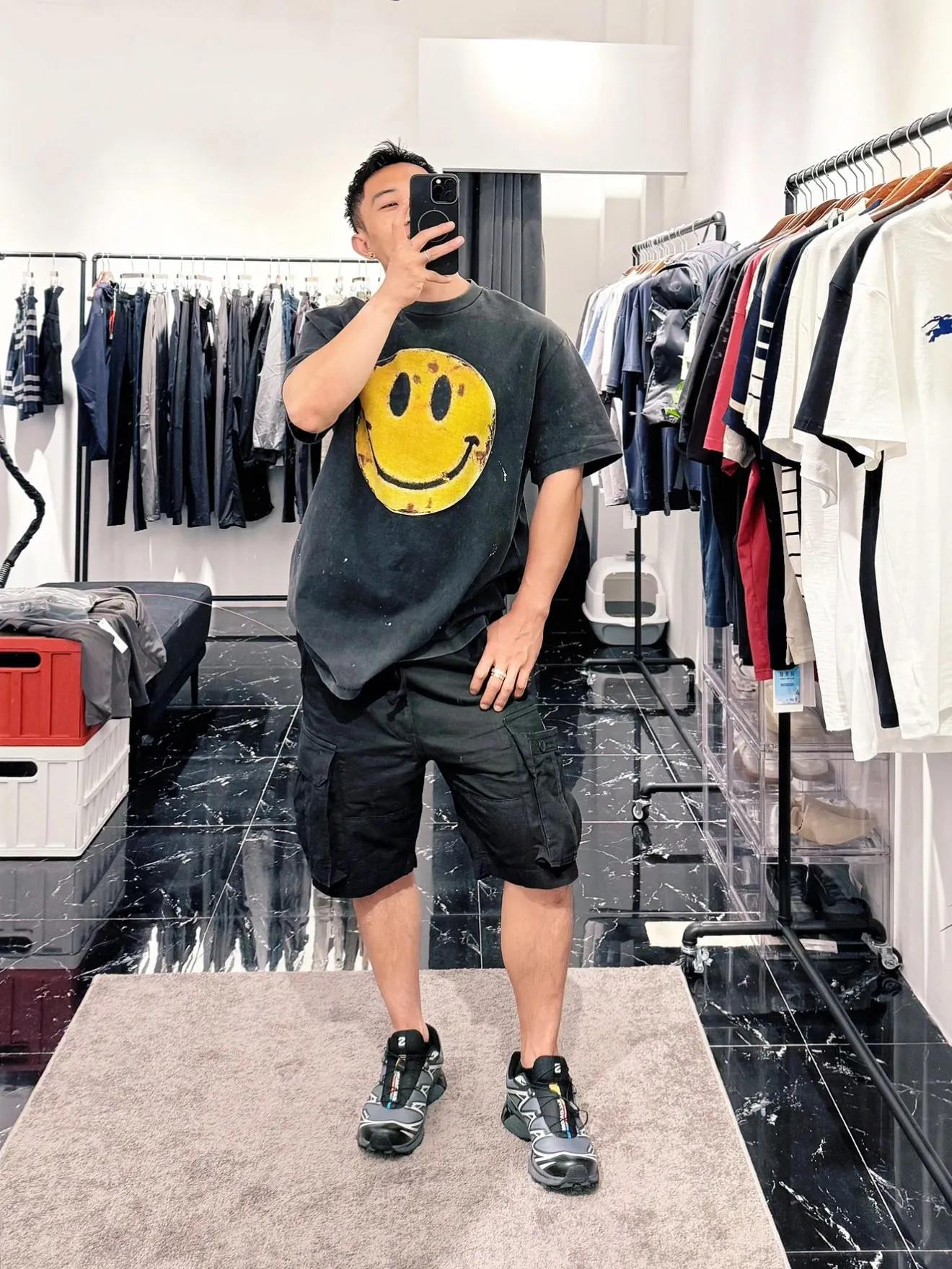 ❥8036#P140 Saint Mxxxxxx ✖️KLF New Old Smiley Face Made of double-yarn double-ply cotton batik fabric 290g, comfortable and breathable to wear. Stiff silhouette, full of street feel, loose fit. Craftsmanship: semi-water slurry printing + graffiti + spray coding, batik and wash. Size: (S-M-L-XL) Color: Washed black